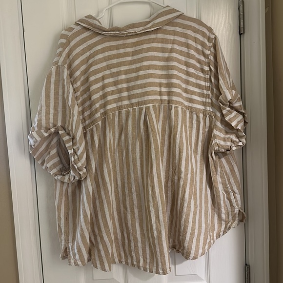 Universal thread, 3X button up cream and white short sleeve top - Picture 2 of 3